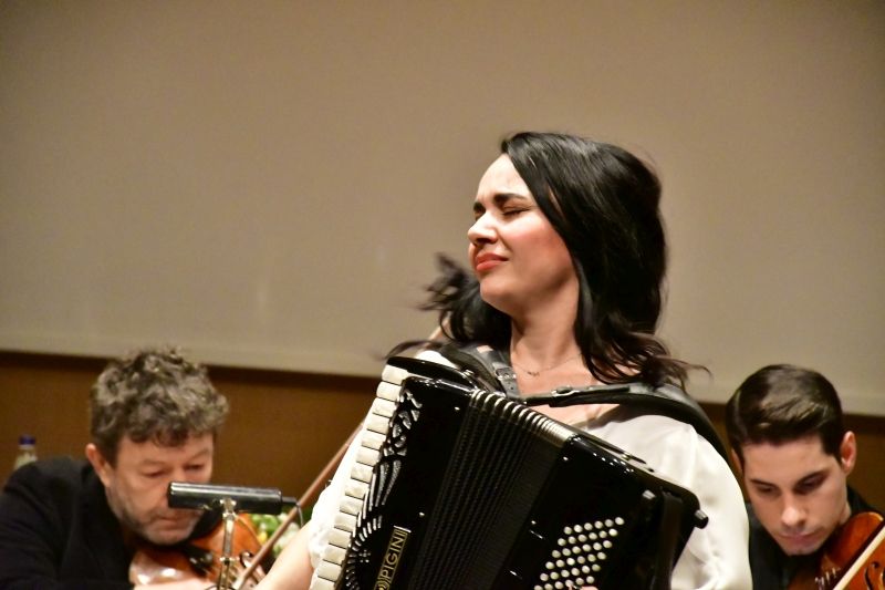 Ζωή Τηγανούρια: Εντυπωσιακή εμφάνιση στο Αμφιθέατρο Μουσείο Ακρόπολης σε εκδήλωση του «Υγεία για όλους»