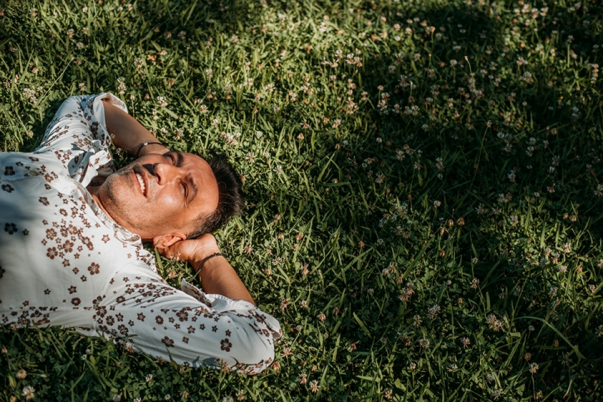 Δυο τσιγάρα: Το τρυφερό, ευαίσθητο ζεϊμπέκικο του Δημήτρη Αιβαλιώτη!