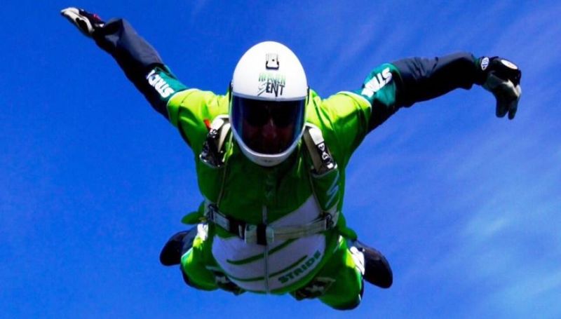 Έγραψε ιστορία: Έπεσε από τα 8 χλμ. ύψος χωρίς αλεξίπτωτο! - (βίντεο)