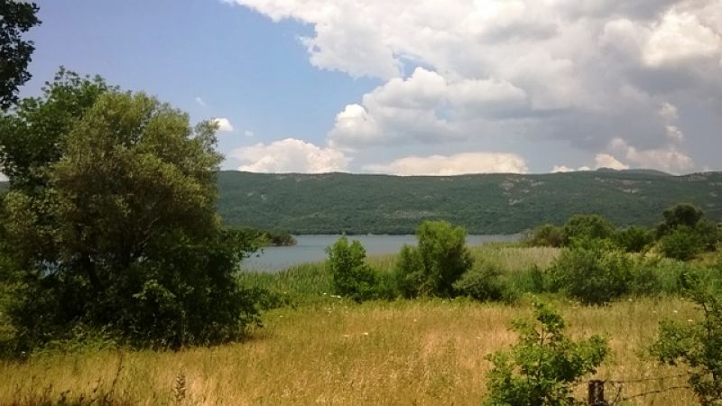 Λεντίνη: η ανεξερεύνητη χερσόνησος της Λίμνης Καστρακίου