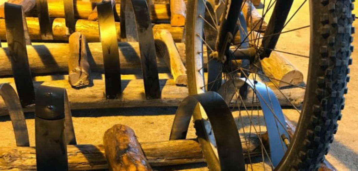 Οινοποιείο στη Χαλκιδική φτιάχνει βάσεις στάθμευσης ποδηλάτων από βαρέλια και πίνακες από φελλούς