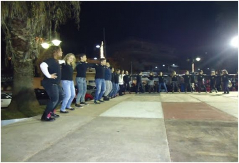 Εξαιρετική η εκδήλωση των Πολιτιστικών Συλλόγων στην πλατεία Μελίνας Μερκούρη