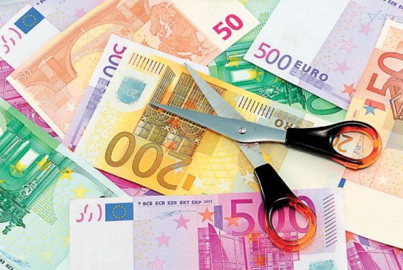 Ανοίγει η «ψαλίδα» των μισθών ανάμεσα σε δημόσιο και ιδιωτικό τομέα