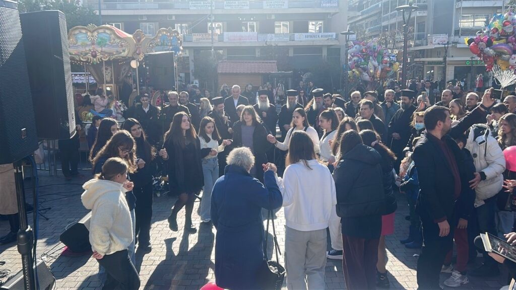 Αγρίνιο: «Γέμισε» παραδοσιακά τραγούδια, χορούς και μαθητές το κέντρο- Όμορφη πρωτοβουλία της Μητρόπολης (φωτο, βίντεο)