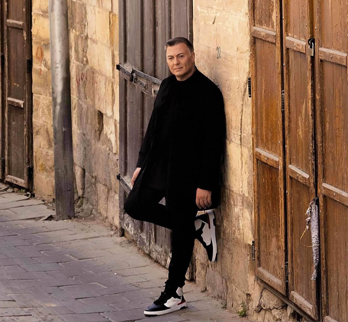 «Κουμάντο»: Το νέο τραγούδι του Νίκου Μακρόπουλου