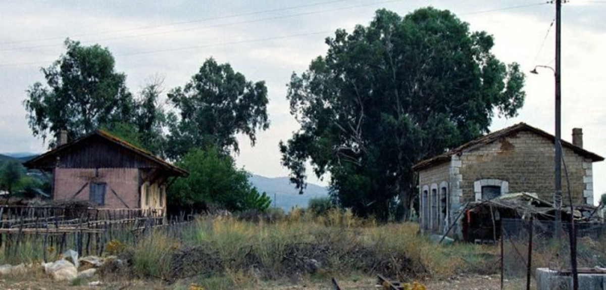 Η παλιά αποθήκη εμπορευμάτων του σιδηροδρόμου, στην Σταμνά