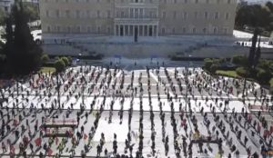 &quot;Στρατιωτάκια Ακούνητα, Ακίνητα και Αγέλαστα&quot; !