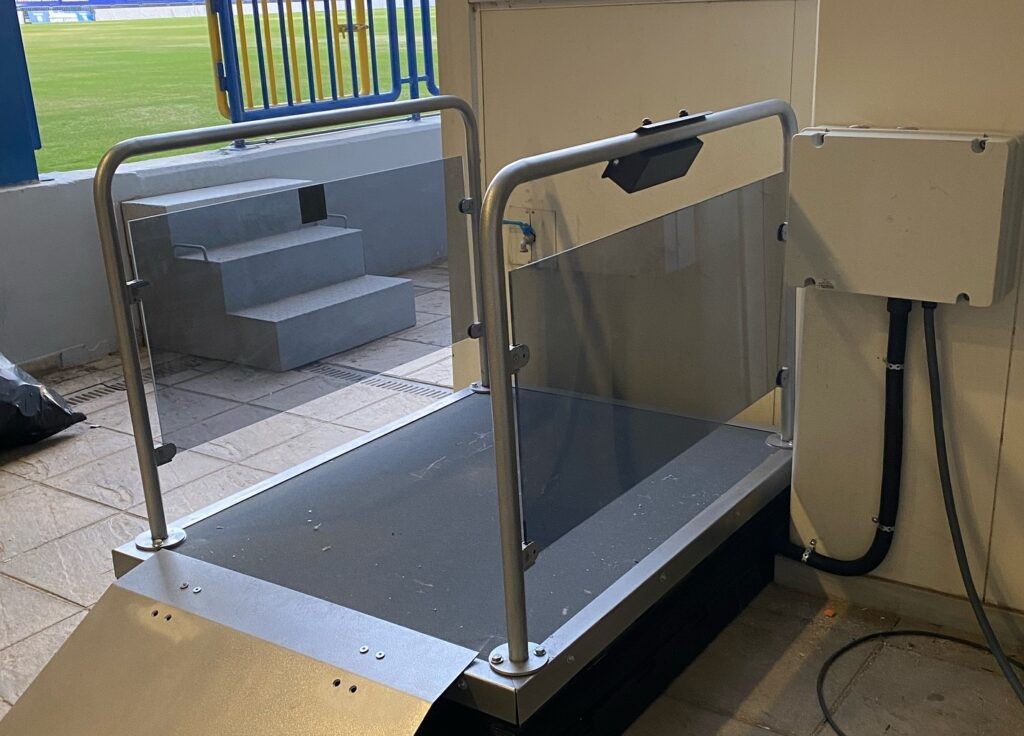 Ανυψωτικό σύστημα για άτομα με αναπηρία εγκαταστάθηκε στο γήπεδο του Παναιτωλικού (φωτο)
