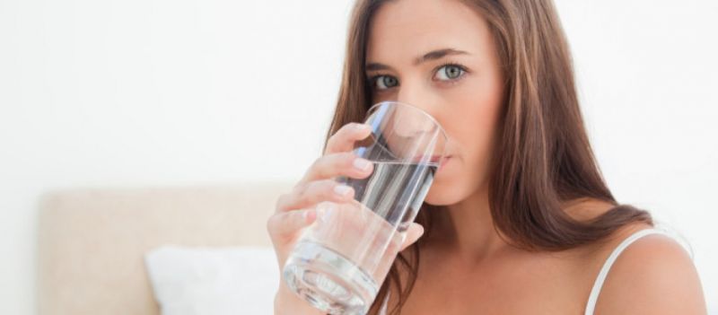 Τι συμβαίνει στο σώμα αν πίνετε νερό με άδειο στομάχι μόλις ξυπνάτε