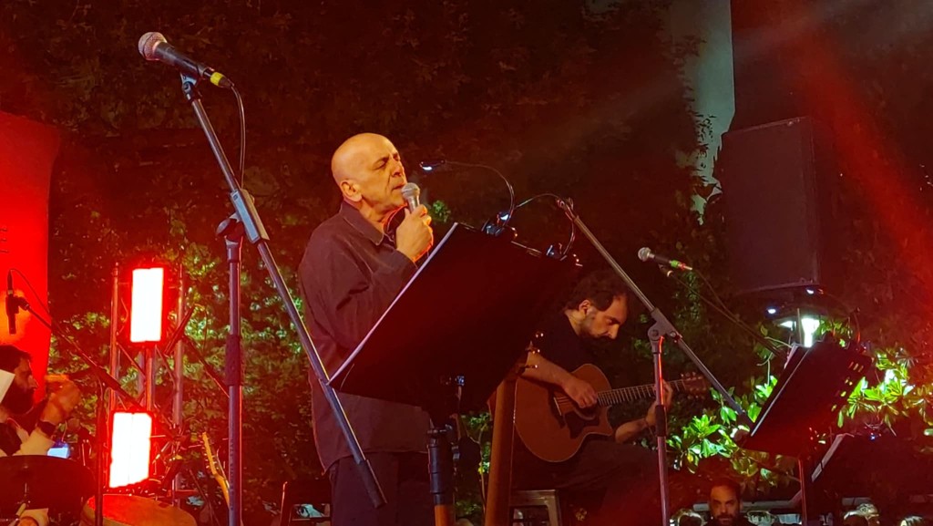 Αγρίνιο: Μάγεψε ο Ορφέας Περίδης στη συναυλία για την Τριχωνίδα