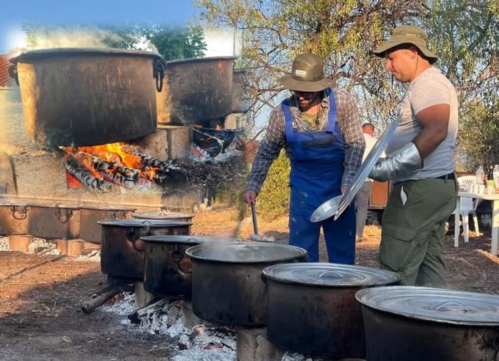 Στρογγυλοβούνι Ξηρομέρου: «Φωτιά» πήραν τα καζάνια γεμάτα με προβατίνα στην φετινή αναβίωση του βλάχικου γάμου