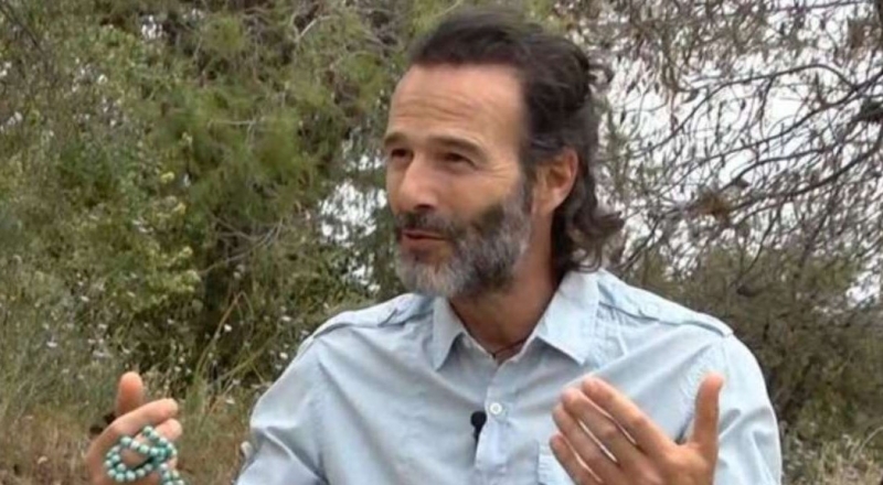 Θανάσης Ευθυμιάδης: «Πολλές φορές μιλάω με ανθρώπους χωρίς να τους πάρω καν τηλέφωνο»