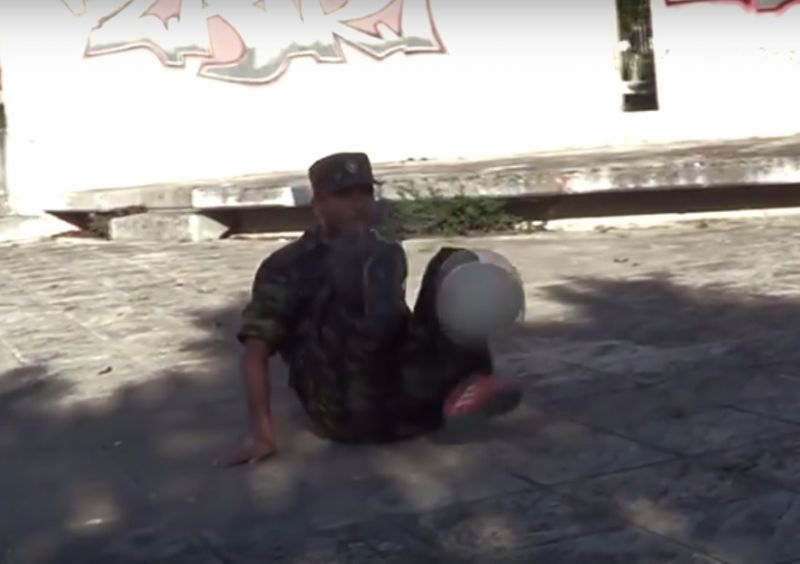 Ο Ερτίλ Κονταξίου ντύθηκε… φαντάρος και κάνει κόλπα με την μπάλα (VIDEO)!