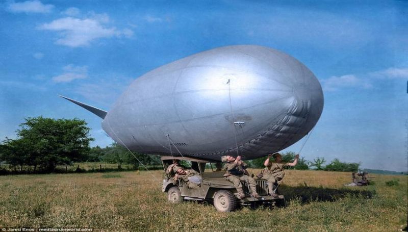 Ασπρόμαυρες φωτό από την απόβαση στη Νορμανδία που υπέκυψαν στη μαγεία της χρωματοποίησης