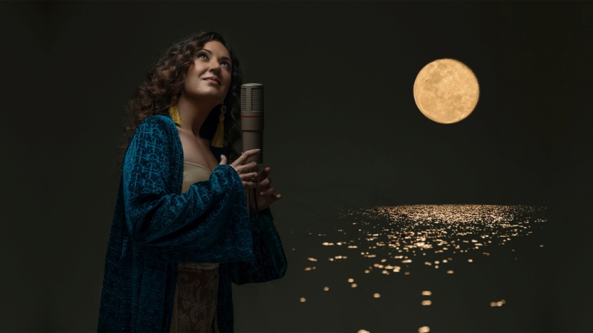 Η Λευκαδίτισσα Πάττυ Καλού μας ταξιδεύει &quot;Στου φεγγαριού τη χάση&quot; !