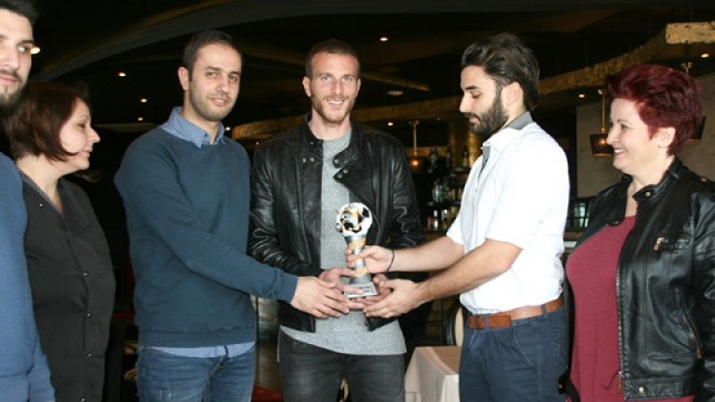 Το βραβείο στον Παπάζογλου