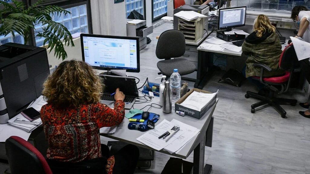 Νέο πακέτο μέτρων με αύξηση κατώτατου μισθού από 1 Απριλίου, αγροτικά χρέη και «πάγωμα» προσωπικής διαφοράς