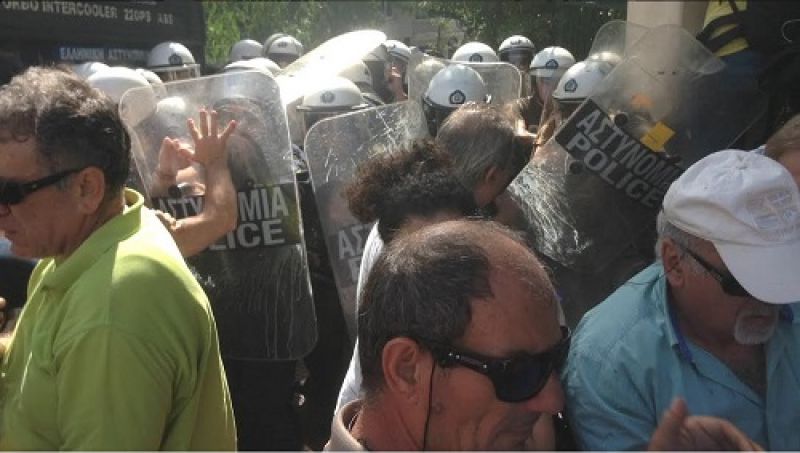 Συντάξεις: 1.500.000 ασφαλισμένοι σε Δημόσιο, ΙΚΑ, ΔΕΚΟ, τράπεζες, ΟΑΕΕ, ΕΤΑΑ γλιτώνουν τα 67