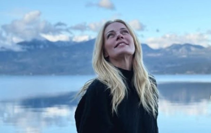 Εκστασιασμένη από τη γαλήνη της Τριχωνίδας η Ζέτα Μακρυπούλια - Στη λίμνη με την «ξεχωριστή» Ζαννή