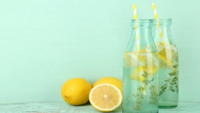 Γιατί αξίζει να πίνετε νερό με λεμόνι κάθε πρωί