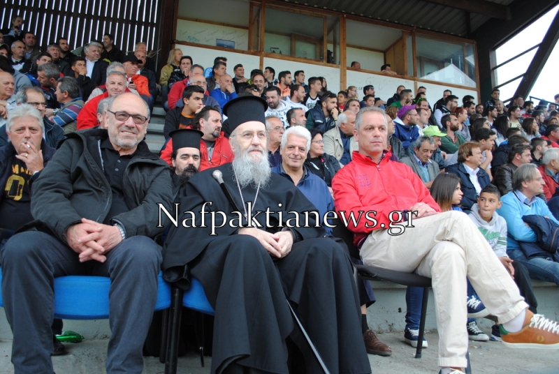 Kαι ο Μητροπολίτης στην εξέδρα…