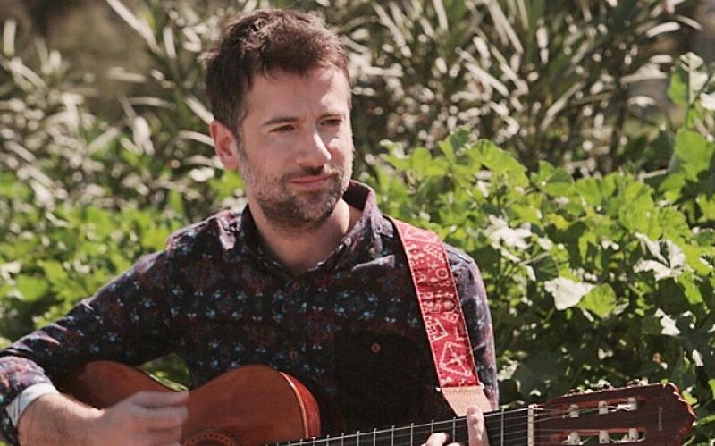 Κωστής Μαραβέγιας: «Δεν είχα κάποιο ερέθισμα από την οικογένεια μου για τη μουσική»