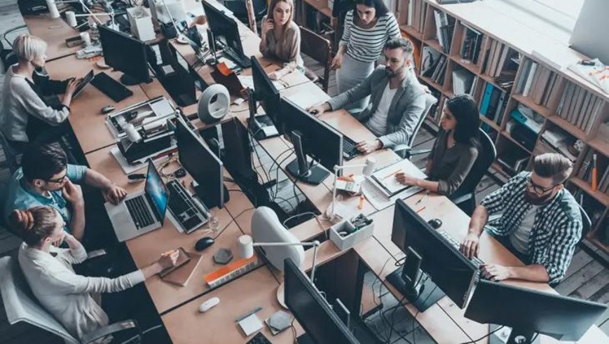 «Κούρεμα» φόρου εισοδήματος έως 50% για συγχωνεύσεις μικρομεσαίων, επαγγελματιών και αγροτών