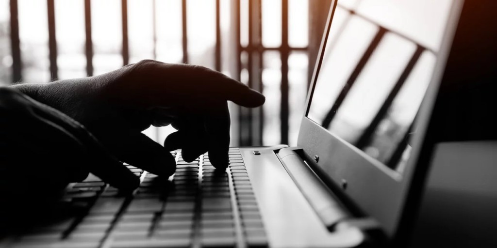 Πώς επιτήδειοι κλέβουν κωδικούς και δεδομένα με email, sms και το κόλπο με τις διπλές κάρτες