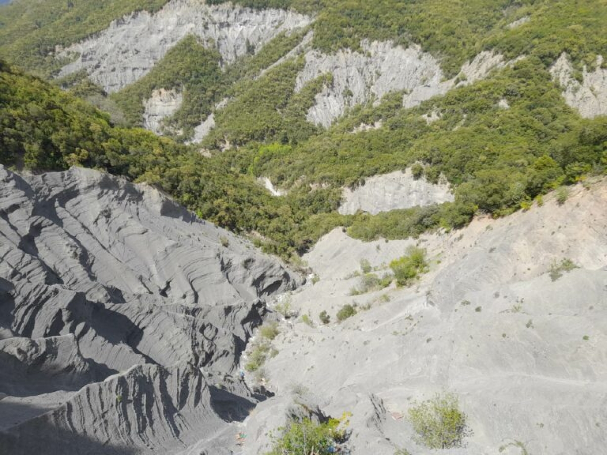 Άνεμος: Ο εντυπωσιακός γκρεμός στον Άγιο Βλάση Παρακαμπυλίων όπου φέρεται ο Καραϊσκάκης να έριξε τους Τούρκους