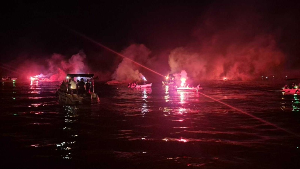 Μαγευτική βαρκαρόλα φώτισε τον Μύτικα