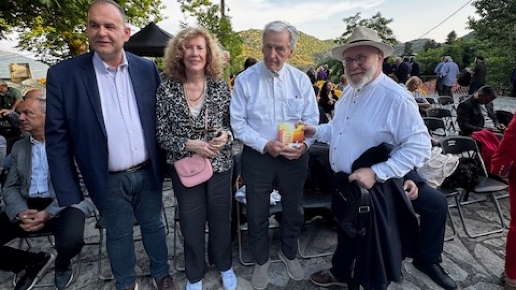 Οι &quot;Ανάσες μιας άηχης σιωπής&quot; του αγρινιώτη, Γιώργου Βασιλείου,  στα χέρια του Κώστα Γαβρά.