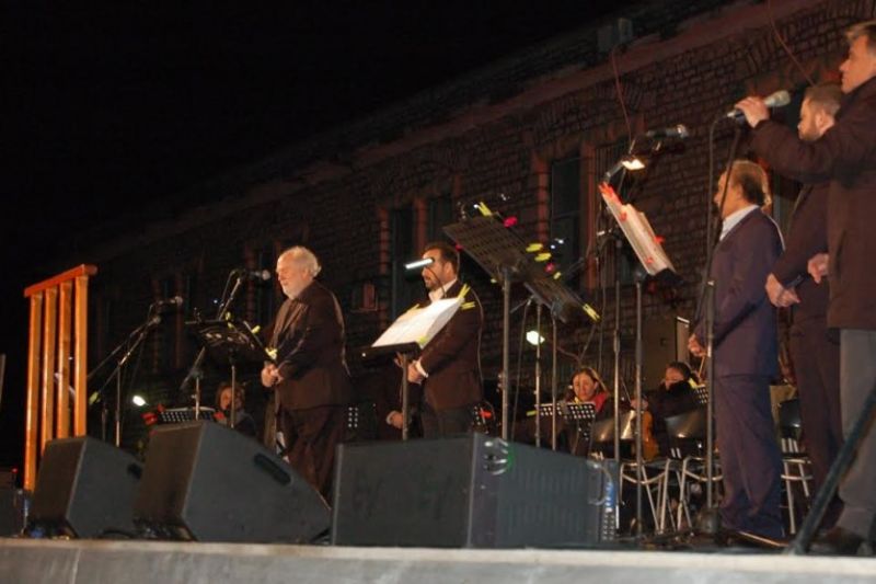 Μεγαλειώδης μουσική συναυλία από το Γιάννη Μαρκόπουλο στο 2/39 Σύνταγμα Ευζώνων