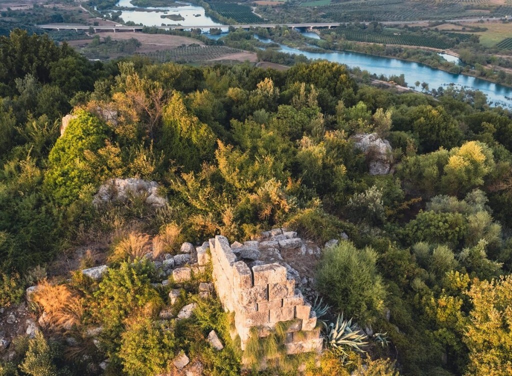 Παλαιομάνινα: Πώς γίνεται να μην έχει θέατρο μια τόσο σημαντική αρχαία πόλη;
