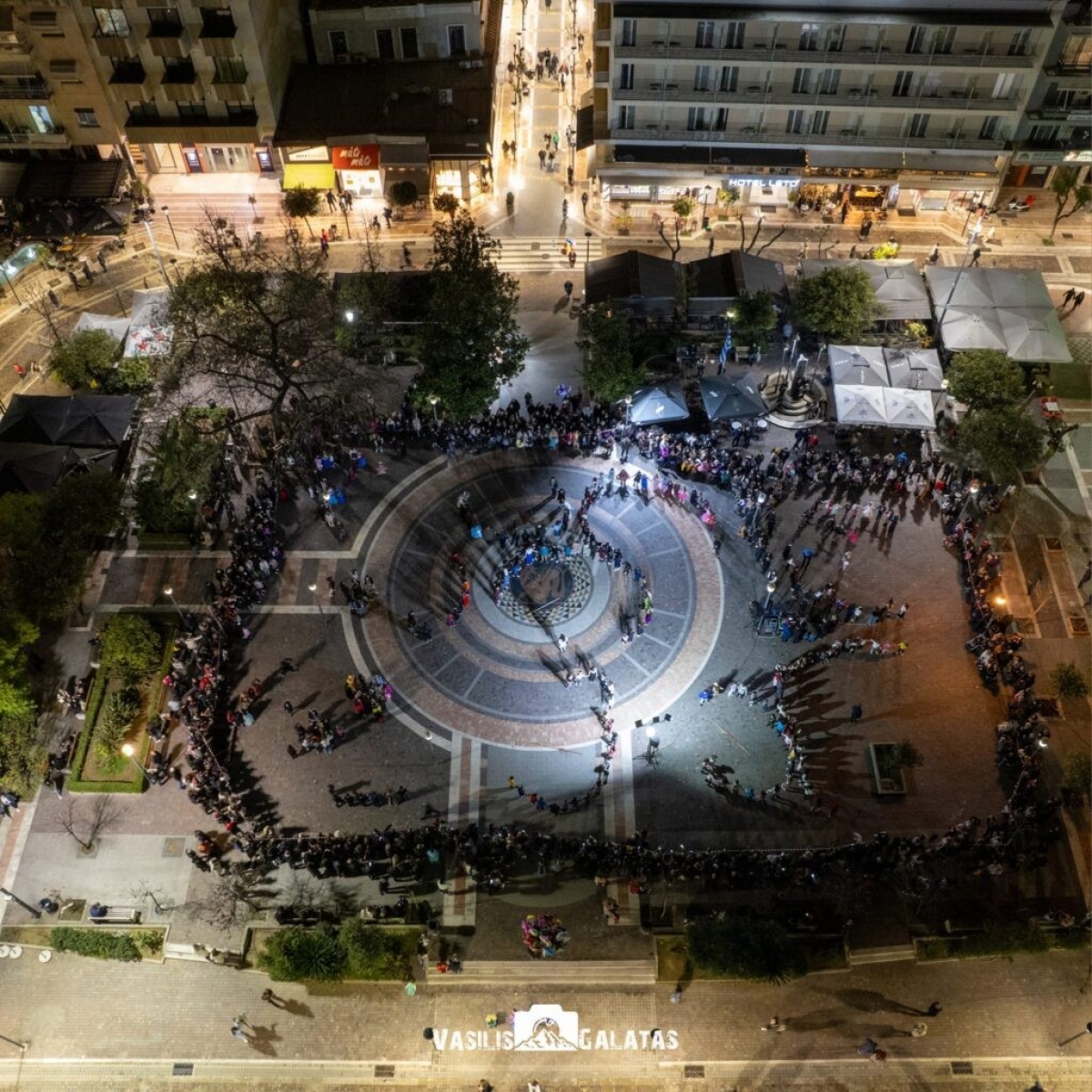 Παραδοσιακοί χοροί και γαϊτανάκι στην πλατεία του Αγρινίου