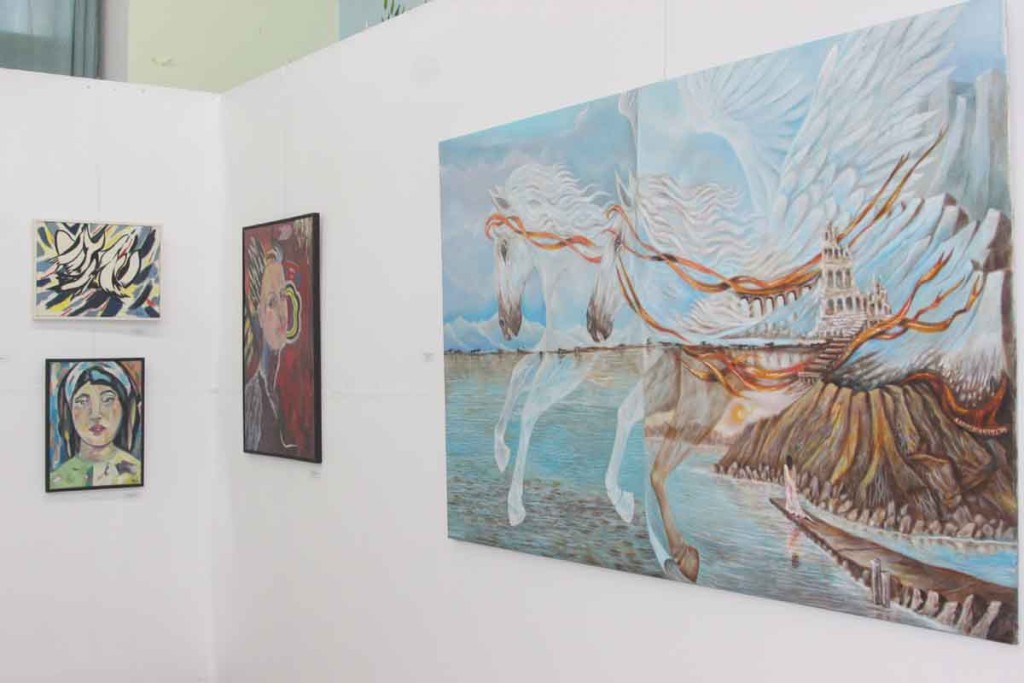 Mε επιτυχία και πλήθος κόσμου τα εγκαίνια της «1ης Αμφιλοχιώτικης Εικαστικής Έκθεσης – Αιτωλoακαρνάνες Καλλιτέχνες» στο 1ο Δημοτικό Σχολείο Αμφιλοχίας