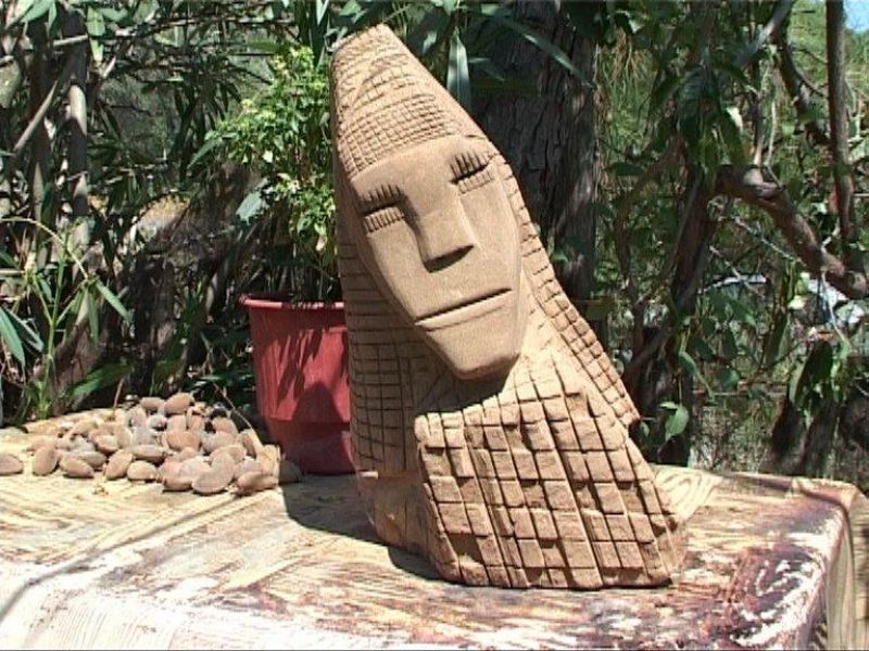 Παύλος Κοκορόσκος: Δίνει ανθρώπινες μορφές σε πέτρες και ξύλα με τη χρήση γεωργικών εργαλείων