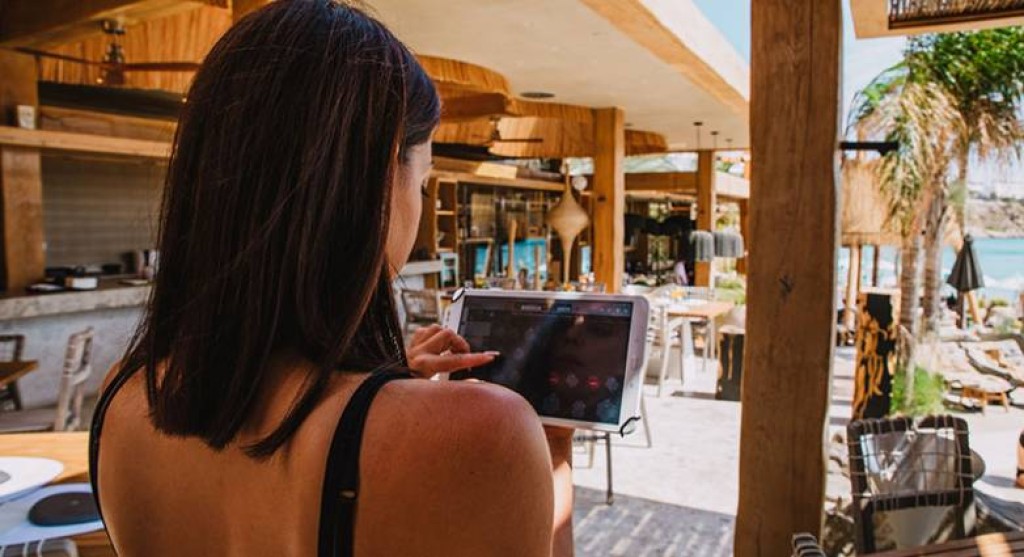 Ξεκινά η τουριστική σεζόν με 80.000 κενές θέσεις εργασίας - Γιατί δεν πάνε για δουλειά στα νησιά