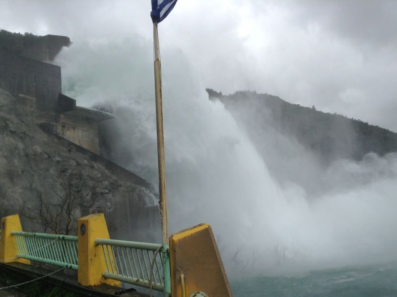 Σεβασμός...και ΔΕΟΣ μπροστά στον υπερχειλιστη του φράγματος Κρεμαστων