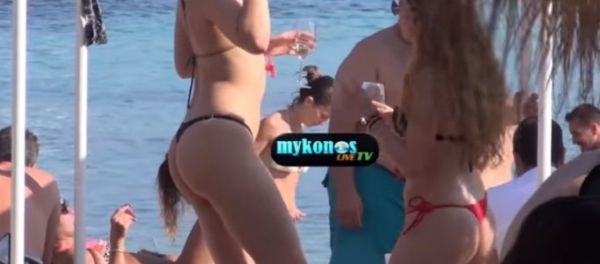 Μύκονος: Ελληνίδες ξετρελαίνουν την κάμερα με τα μικροσκοπικά μπικίνι τους (βίντεο)