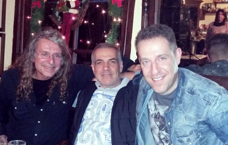 Παρουσιάστηκε live το νέο τραγούδι του Νίκου Πιπινέλλη με ερμηνευτές τον Πάνο Γαληνό και το Μάκη Ψαραδέλλη.