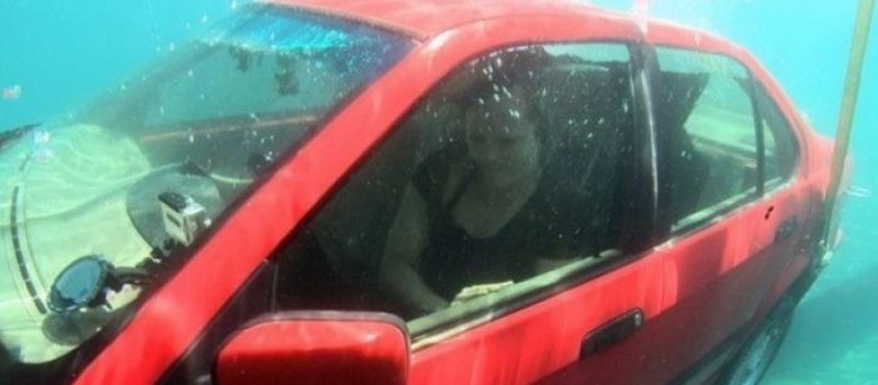Πως θα γλυτώσεις από ένα αυτοκίνητο που βουλιάζει (βίντεο)