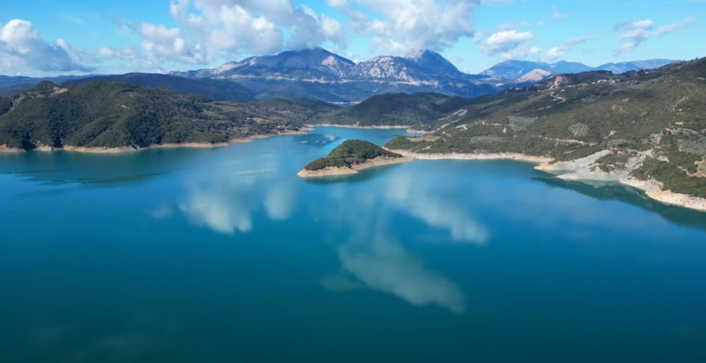 Μαγικές εικόνες: Πάνω από τα νερά της λίμνης Κρεμαστών, στον Τριπόταμο (video)