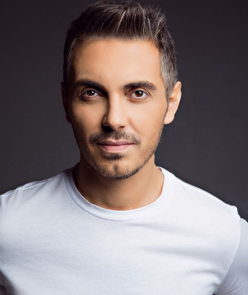 Ο Μιχάλης Χατζηγιάννης ερμηνεύει το τραγούδι του «Καφέ της χαράς»