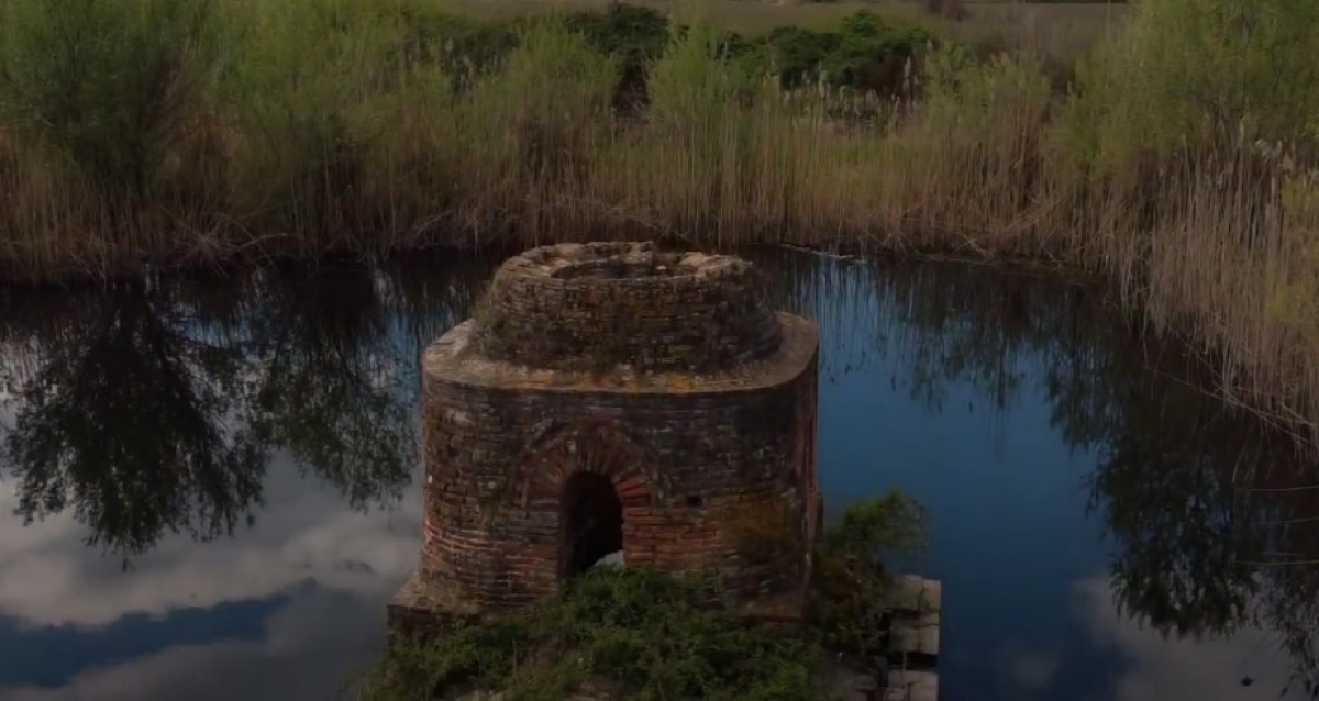 Ένα βίντεο για το μισοβυθισμένο βυζαντινό ναό της Αγίας Τριάδας του Μαύρικα