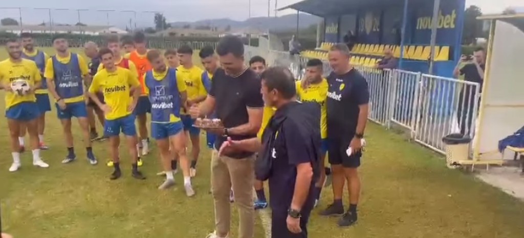 Ένας χρόνος Γιάννης Πετράκης στον Παναιτωλικό με… τούρτα στην προπόνηση (βίντεο)