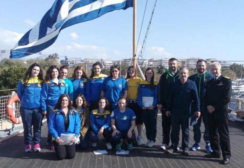 Η γυναικεία ομάδα χάντμπολ του Παναιτωλικού στο θωρηκτό «Αβέρωφ»