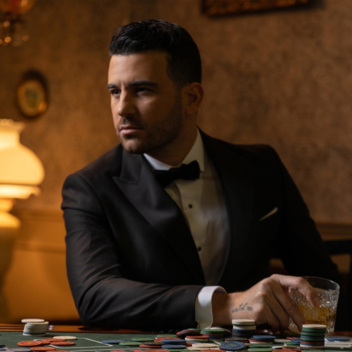 «Πείτε της πονάω»: Εντυπωσιάζει το νέο ζεϊμπέκικο του Νικηφόρου