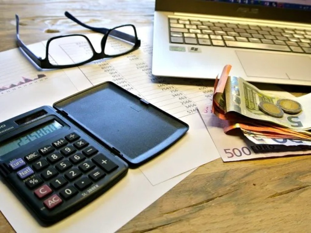 Τι αλλάζει από το 2025 για επαγγελματίες και επιχειρήσεις: Μέσω myDATA και με μηδενικές αποκλίσεις έσοδα – έξοδα