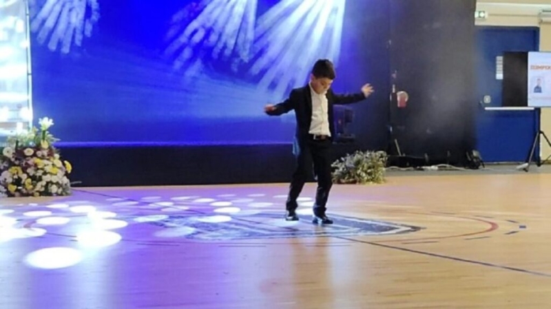 Διεθνές φεστιβάλ ζεϊμπέκικου στην Αθήνα: Ξεχώρισαν ένας οκτάχρονος και το ζεϊμπέκικο άνδρα σε αμαξίδιο