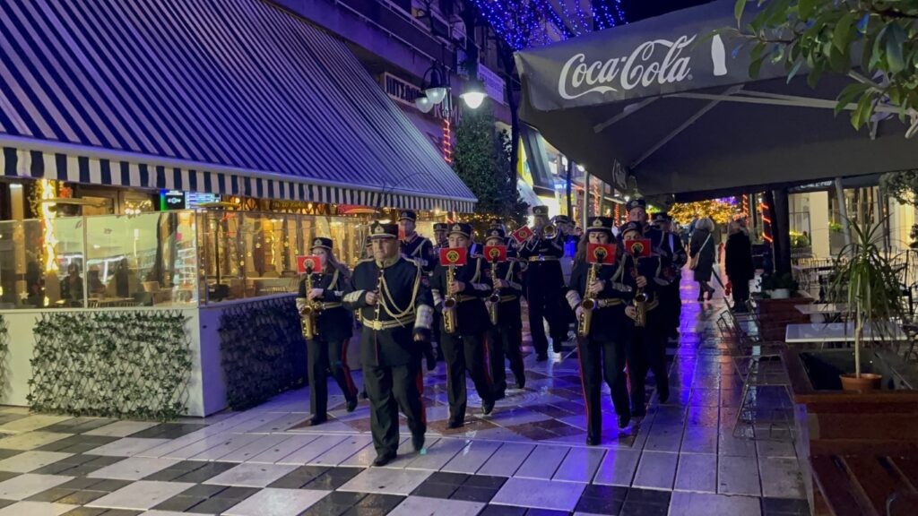 «Rockin’ around» με τη Φιλαρμονική στο Αγρίνιο- Εορταστικός τόνος μεταξύ…ανεμοστρόβιλου και χαλαζιού (βίντεο, φωτό)